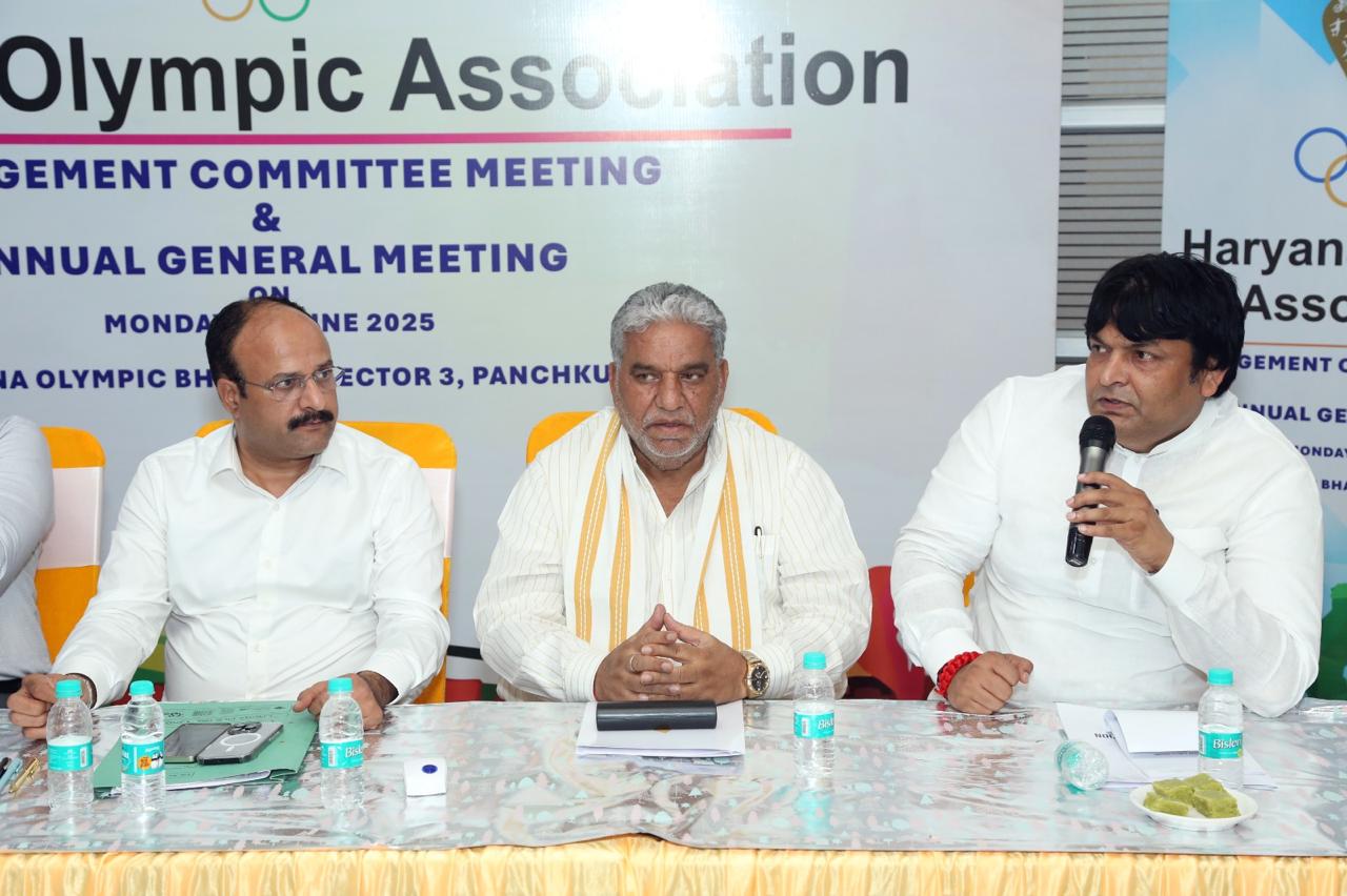 हरियाणा ओलंपिक एसोसिएशन की बैठक में भाग लेते अध्यक्ष व अन्य पदाधिकारी