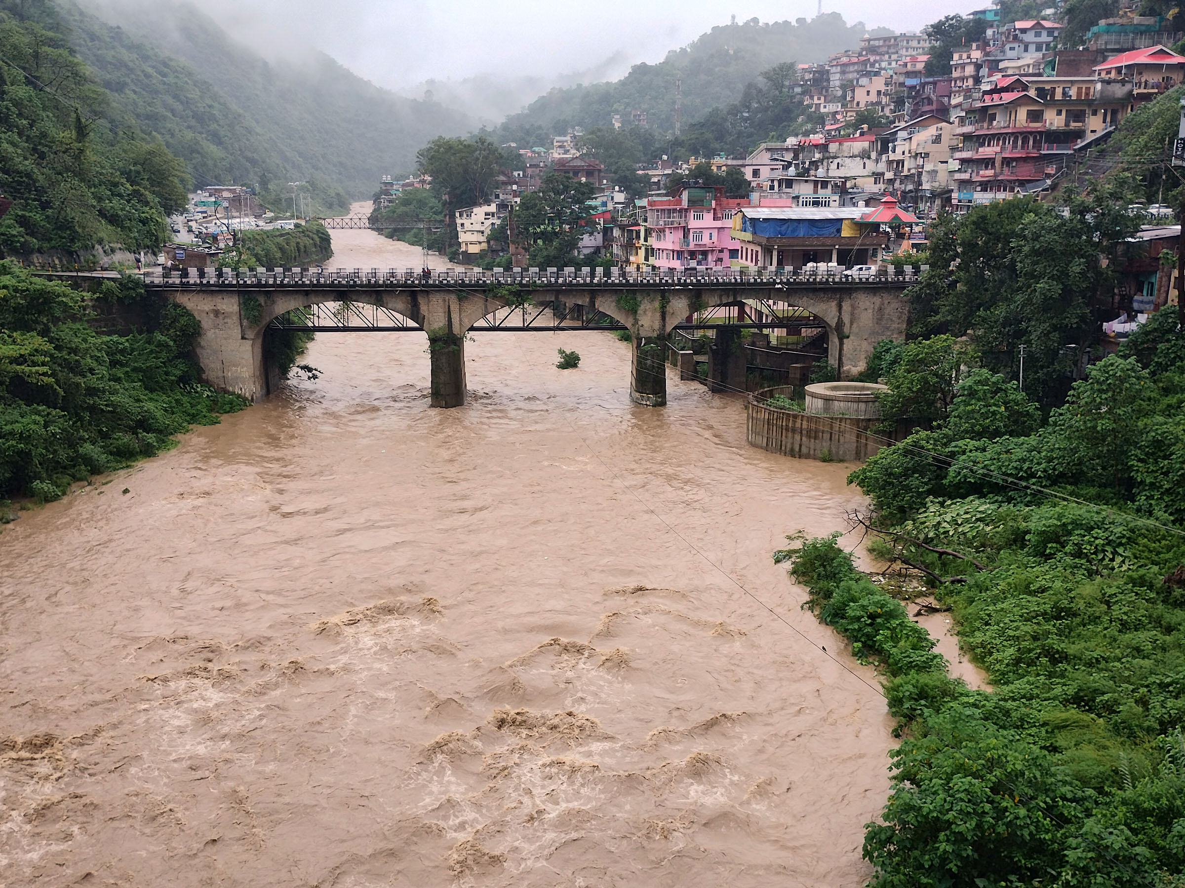 मंडी के साथ बहती सुकेती खडड उफान पर। मंडी के साथ बहती सुकेती खडड उफान पर।