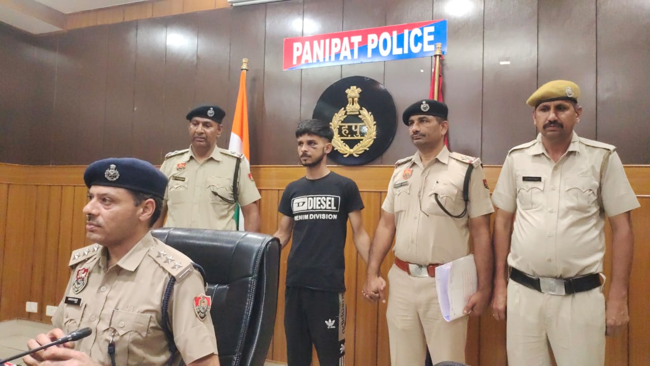 पकड़े गए छात्र के हथियारों की जानकारी देते उप पुलिस अधीक्षक सुरेश कुमार सैनी पकड़े गए छात्र के हथियारों की जानकारी देते उप पुलिस अधीक्षक सुरेश कुमार सैनी