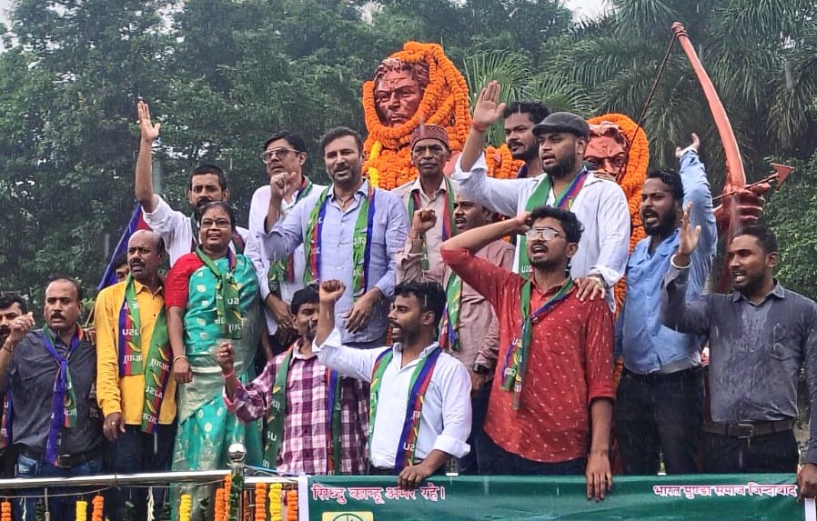 सिदो-कान्हू को श्रद्धांजलि देते सुदेश सहित अन्य सिदो-कान्हू को श्रद्धांजलि देते सुदेश सहित अन्य