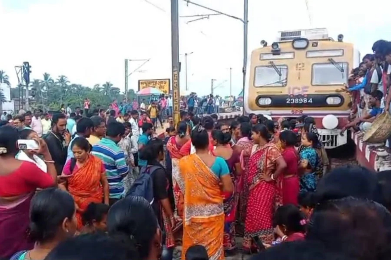 रेलवे स्टेशन पर महिलाओं का विरोध प्रदर्शन