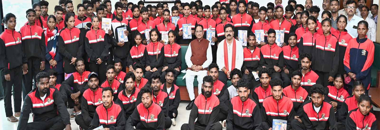 मुख्यमंत्री साय सुकमा जिले के युवाओं से मुलाकात कर फोटोग्राफी कराते मुख्यमंत्री साय सुकमा जिले के युवाओं से मुलाकात कर फोटोग्राफी कराते