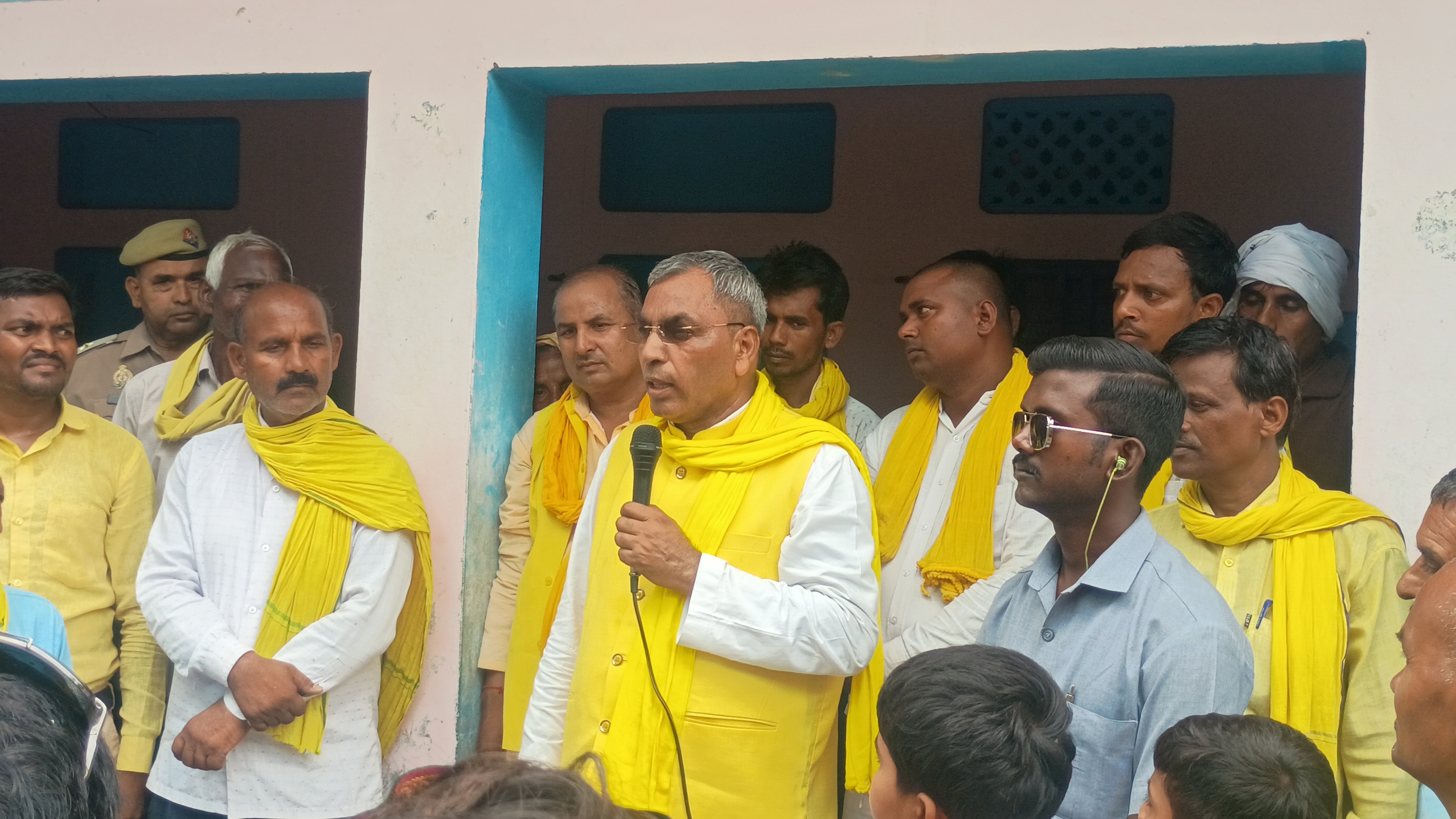 नौली गांव में अपने समाज के लोगों को संबोधित करते हुए ओम प्रकाश राजभर नौली गांव में अपने समाज के लोगों को संबोधित करते हुए ओम प्रकाश राजभर