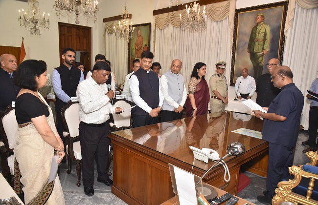 संचिता कुमार सान्याल और मृगांक महतो शपथ दिलाते राज्यपाल सीवी आनंद बोस संचिता कुमार सान्याल और मृगांक महतो शपथ दिलाते राज्यपाल सीवी आनंद बोस