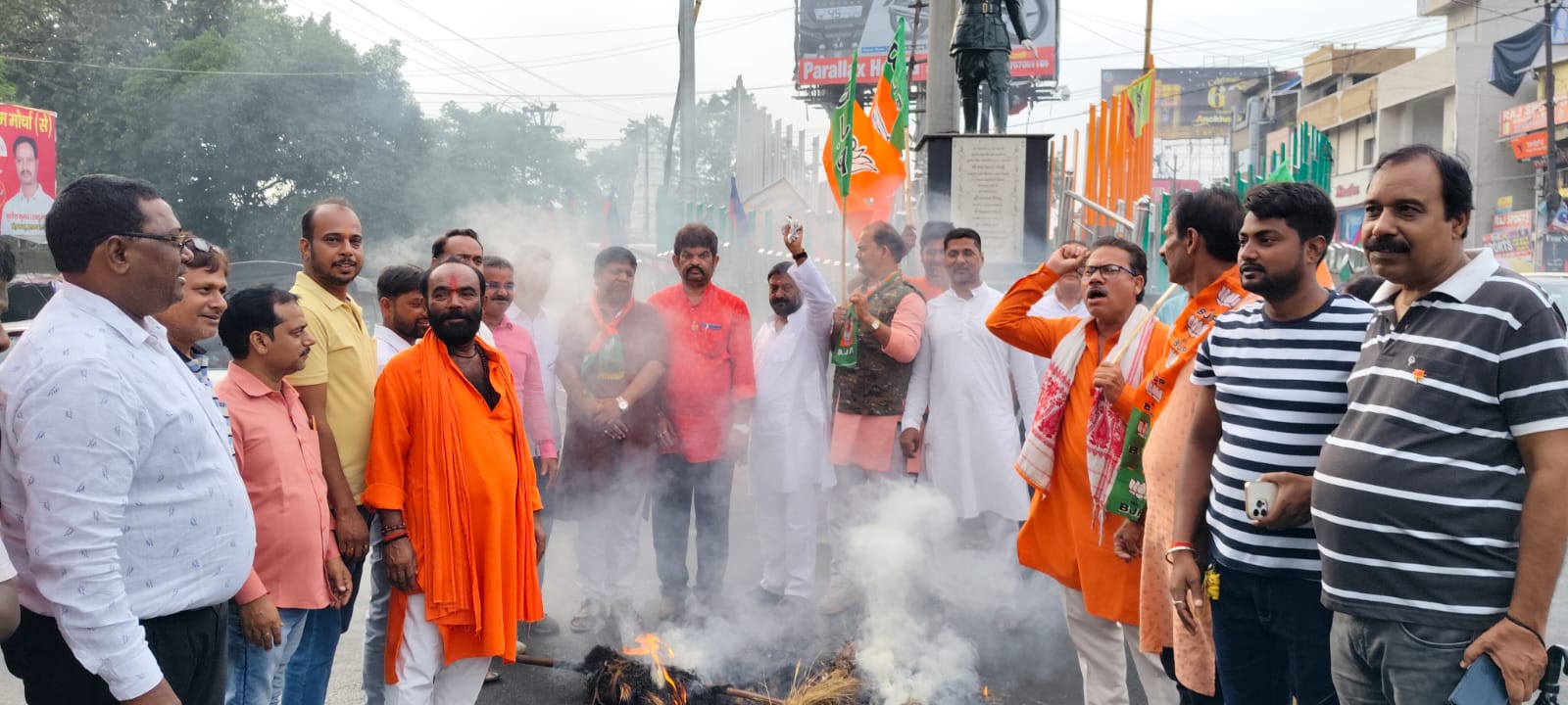 पुतला दहन करते कार्यकर्ता पुतला दहन करते कार्यकर्ता