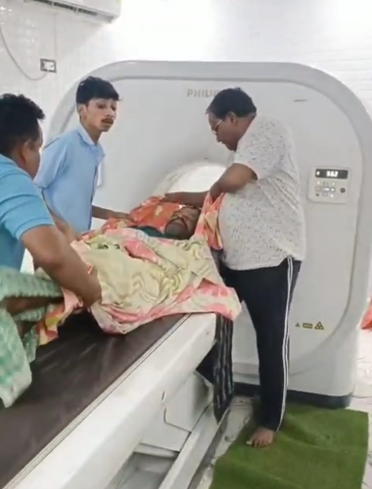 सीटी स्कैन करते डॉक्टर
