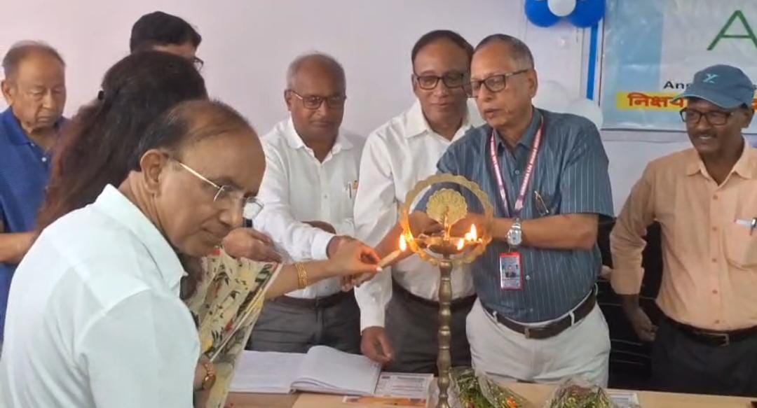 उद्घाटन करते अतिथि