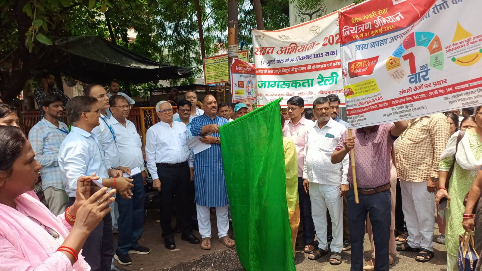 संचारी रोग नियंत्रण एवं दस्तक अभियान का सुभारभ करते हुए फूलपुर सांसद प्रवीण पटेल का छाया चित्र संचारी रोग नियंत्रण एवं दस्तक अभियान का सुभारभ करते हुए फूलपुर सांसद प्रवीण पटेल का छाया चित्र