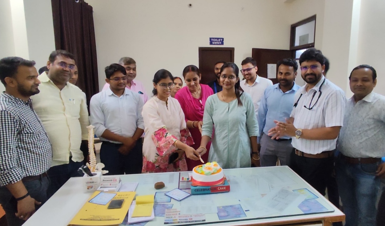 डाक्टर्स डे पर केक काटते चिकित्सक। डाक्टर्स डे पर केक काटते चिकित्सक।