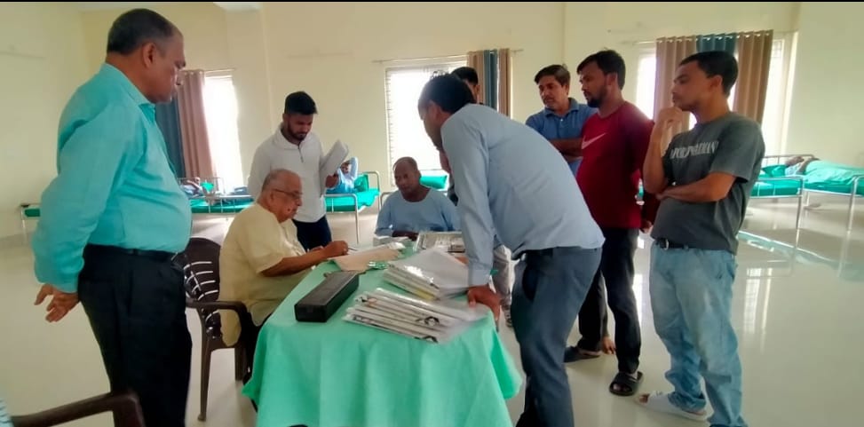 शिविर में डॉक्टर्स समेत अन्य शिविर में डॉक्टर्स समेत अन्य