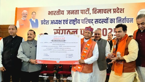 डॉ. बिंदल को प्रमाणपत्र एवं भाजपा का झंडा देकर प्रदेश अध्यक्ष घोषित करत हुए डा जितेंद्