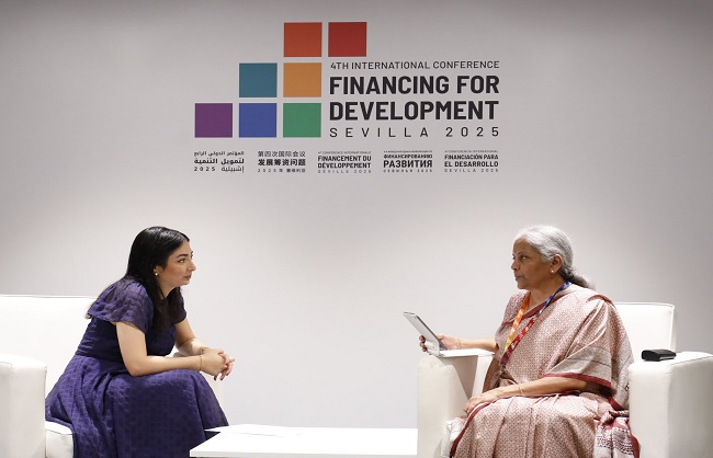 जर्मनी की आर्थिक सहयोग मंत्री अलाबली-राडोवन से मुलाकात करते सीतारमण जर्मनी की आर्थिक सहयोग मंत्री अलाबली-राडोवन से मुलाकात करते सीतारमण
