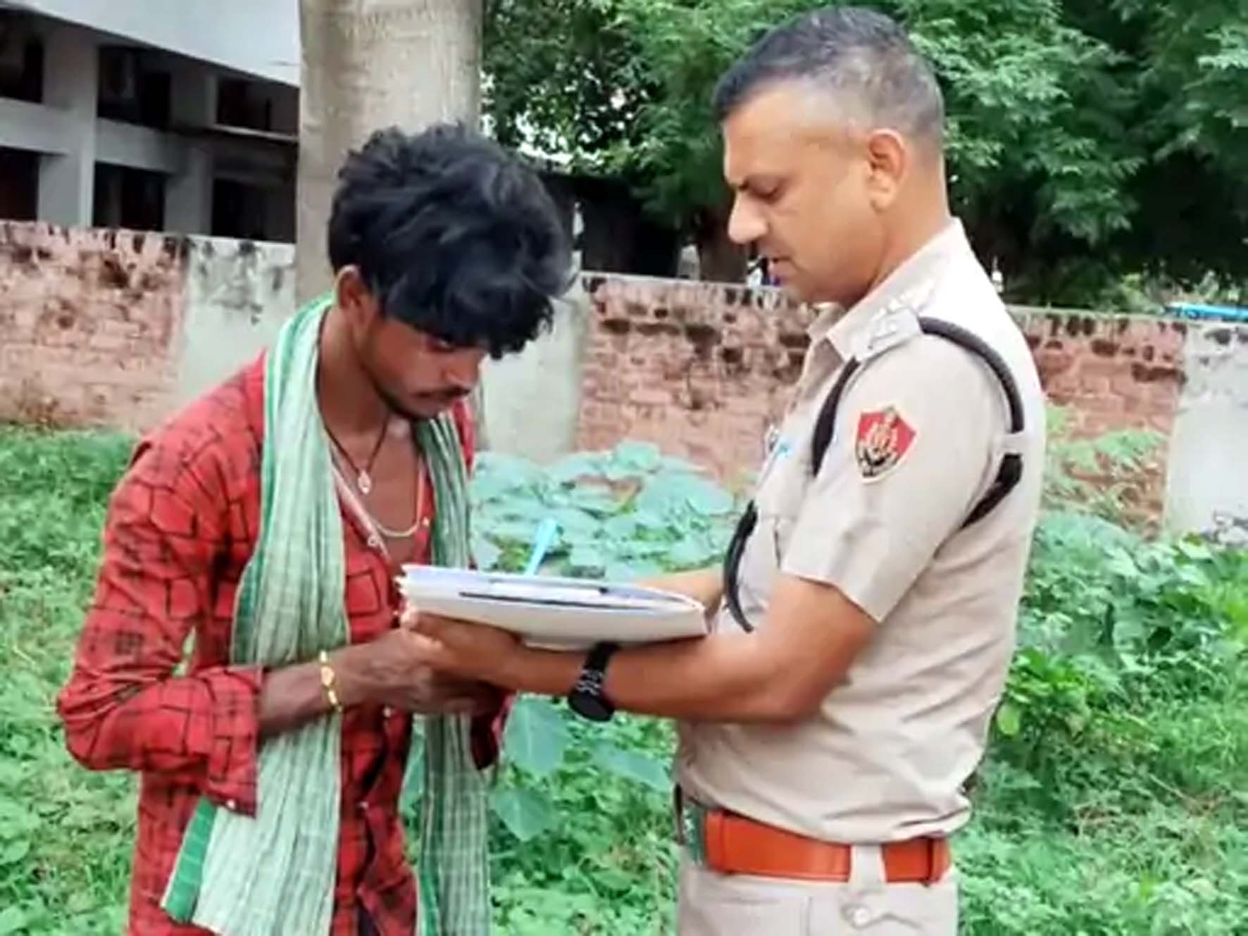 मौके पर परिजनों के बयान दर्ज करते पुलिस कर्मी। मौके पर परिजनों के बयान दर्ज करते पुलिस कर्मी।