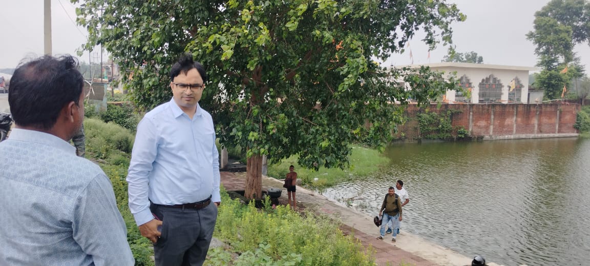 तालाब का निरीक्षण करते डीसी तालाब का निरीक्षण करते डीसी