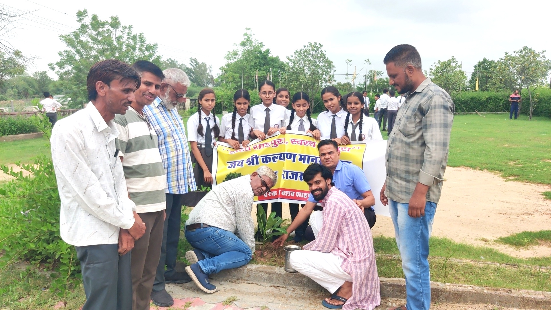पृथ्वी को हरा-भरा करने के उद्देश्य से पौधरोपण कर दिया खास संदेश