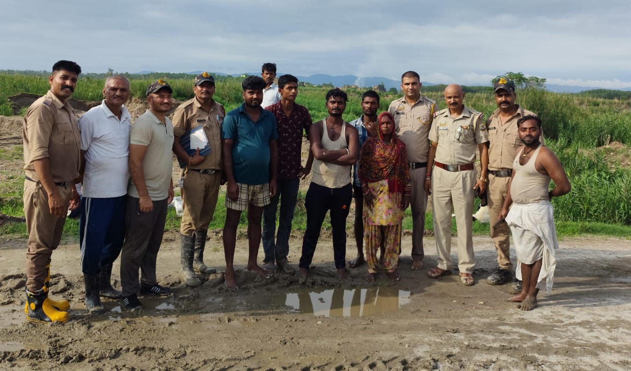रेस्क्यू करते हुए। रेस्क्यू करते हुए।