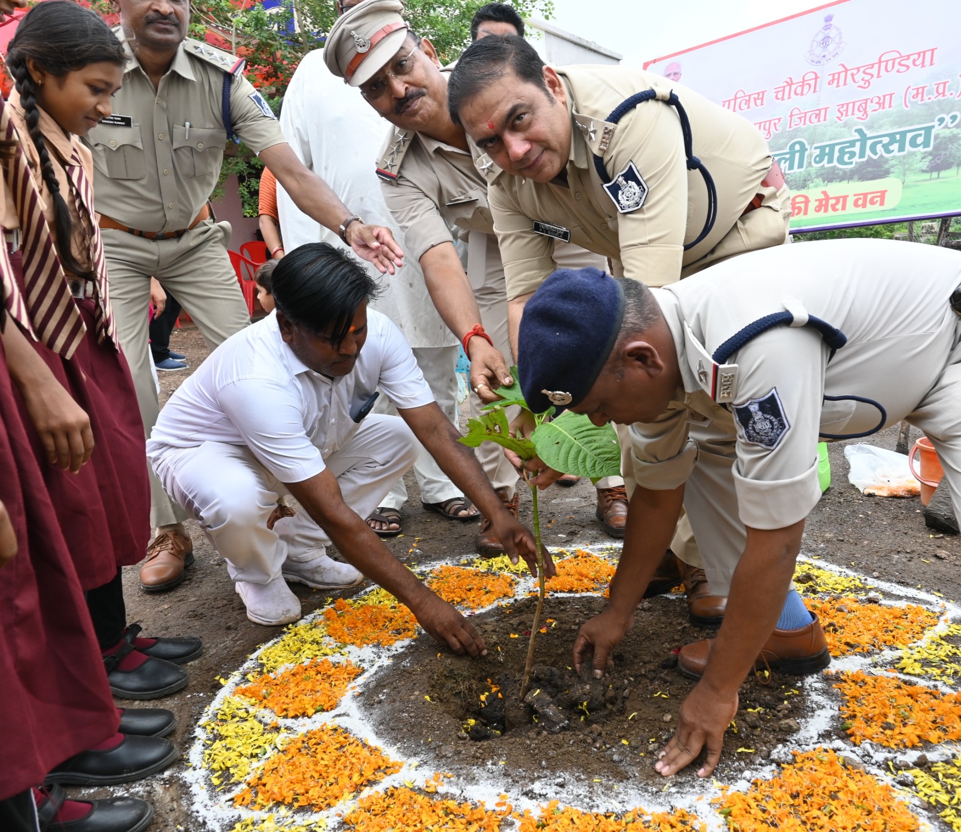 एसपी ने किया पौधरोपण एसपी ने किया पौधरोपण