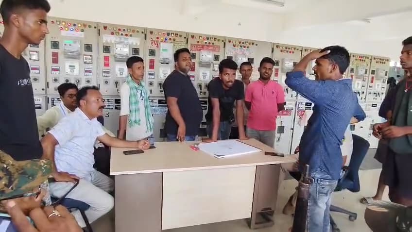 अररिया फोटो:विद्युत उप केंद्र में पुलिस जांच करती अररिया फोटो:विद्युत उप केंद्र में पुलिस जांच करती