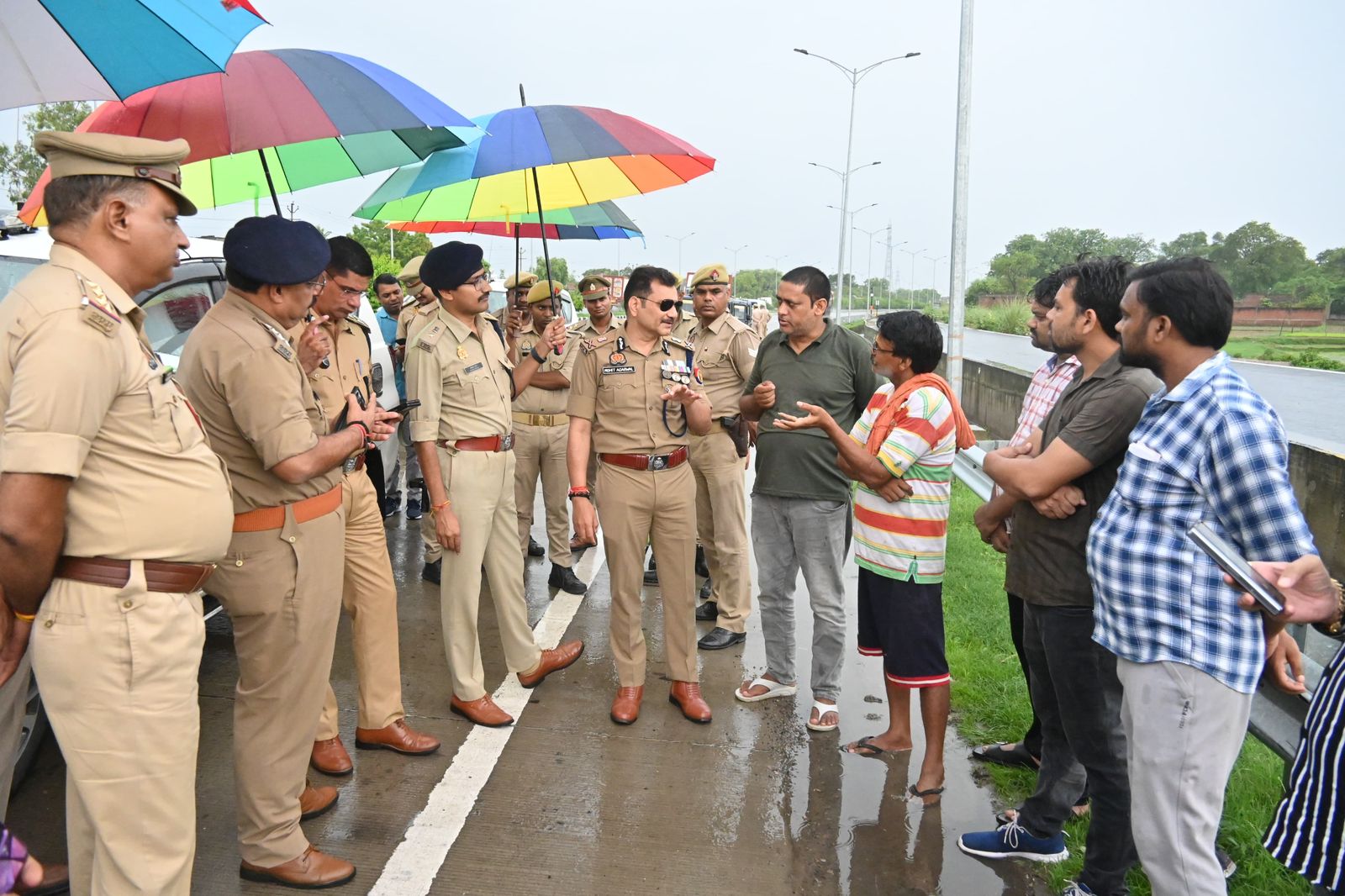 निरीक्षण करते पुलिस कमिश्नर निरीक्षण करते पुलिस कमिश्नर