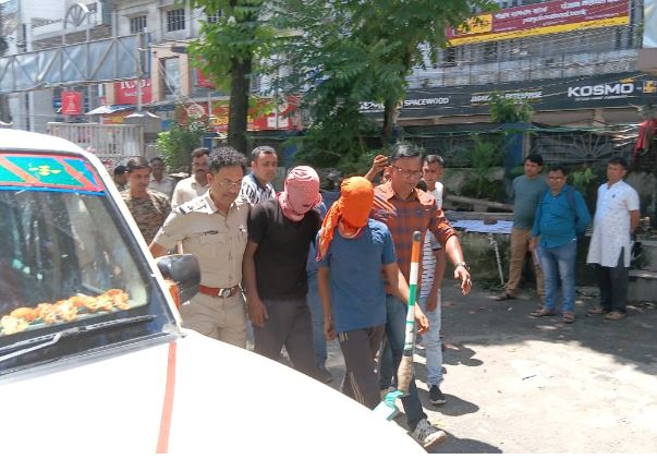 ज्वेलरी शॉप में लूट मामला में उत्तर प्रदेश से गिरफ्तार आरोपितों को लाती पुलिस ज्वेलरी शॉप में लूट मामला में उत्तर प्रदेश से गिरफ्तार आरोपितों को लाती पुलिस