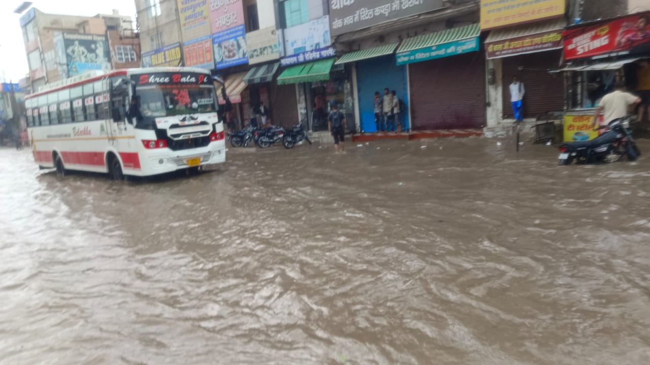 बारिश से पटियाला चौक पर भरा पानी। बारिश से पटियाला चौक पर भरा पानी।