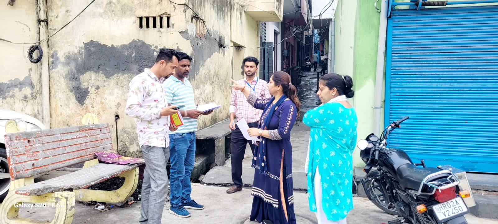 घर घर जाकर डेंगू की जांच करता स्टाफ घर घर जाकर डेंगू की जांच करता स्टाफ