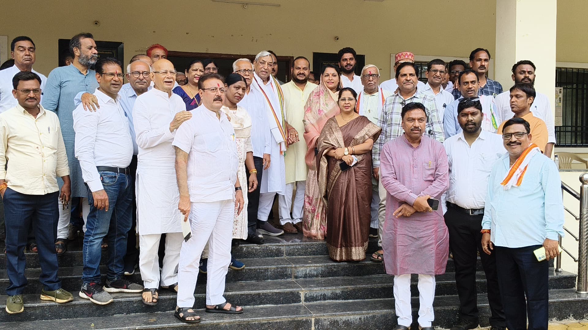 राजीव भवन में आयोजित बैठक के बाद जिला कार्यक्रम प्रभारी सत्यनारायण शर्मा सहित अन्य कांग्रेस नेता समूह में। राजीव भवन में आयोजित बैठक के बाद जिला कार्यक्रम प्रभारी सत्यनारायण शर्मा सहित अन्य कांग्रेस नेता समूह में।
