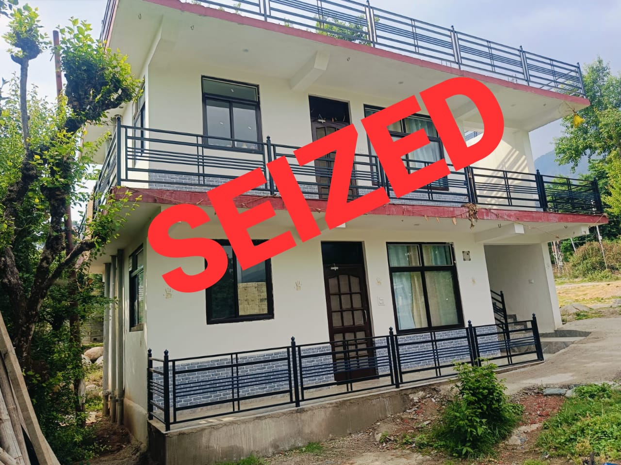 पुलिस द्वारा जब्त की संपत्ति। पुलिस द्वारा जब्त की संपत्ति।