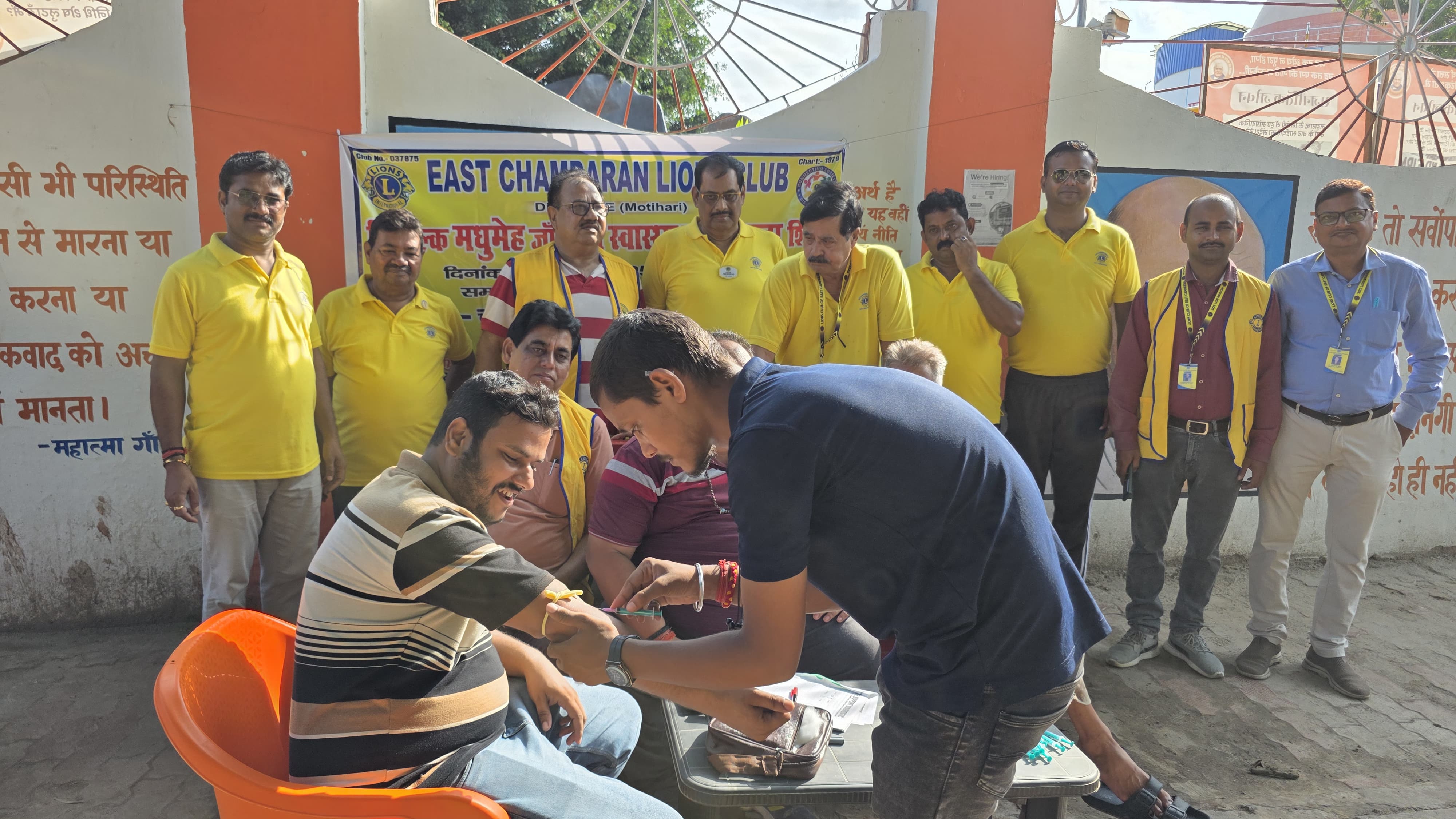 चरखा पार्क में सेवा कार्य करते लायंस कल्ब के पदाधिकारी चरखा पार्क में सेवा कार्य करते लायंस कल्ब के पदाधिकारी