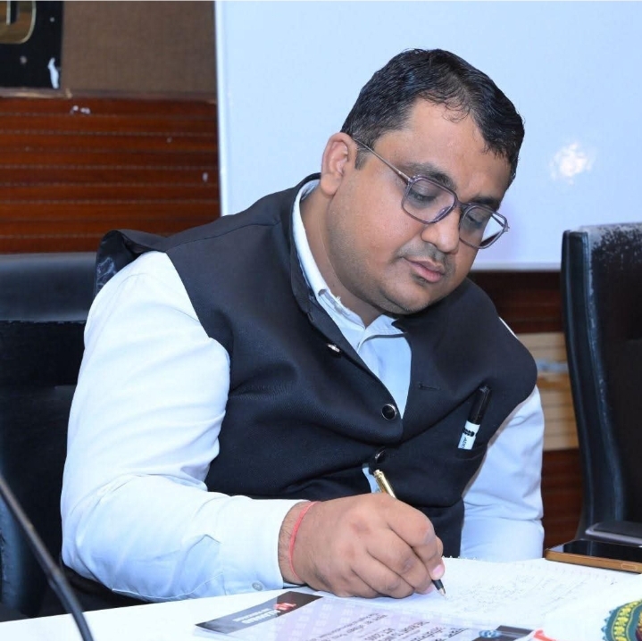 दीपेश निराला की फाइल फोटो दीपेश निराला की फाइल फोटो