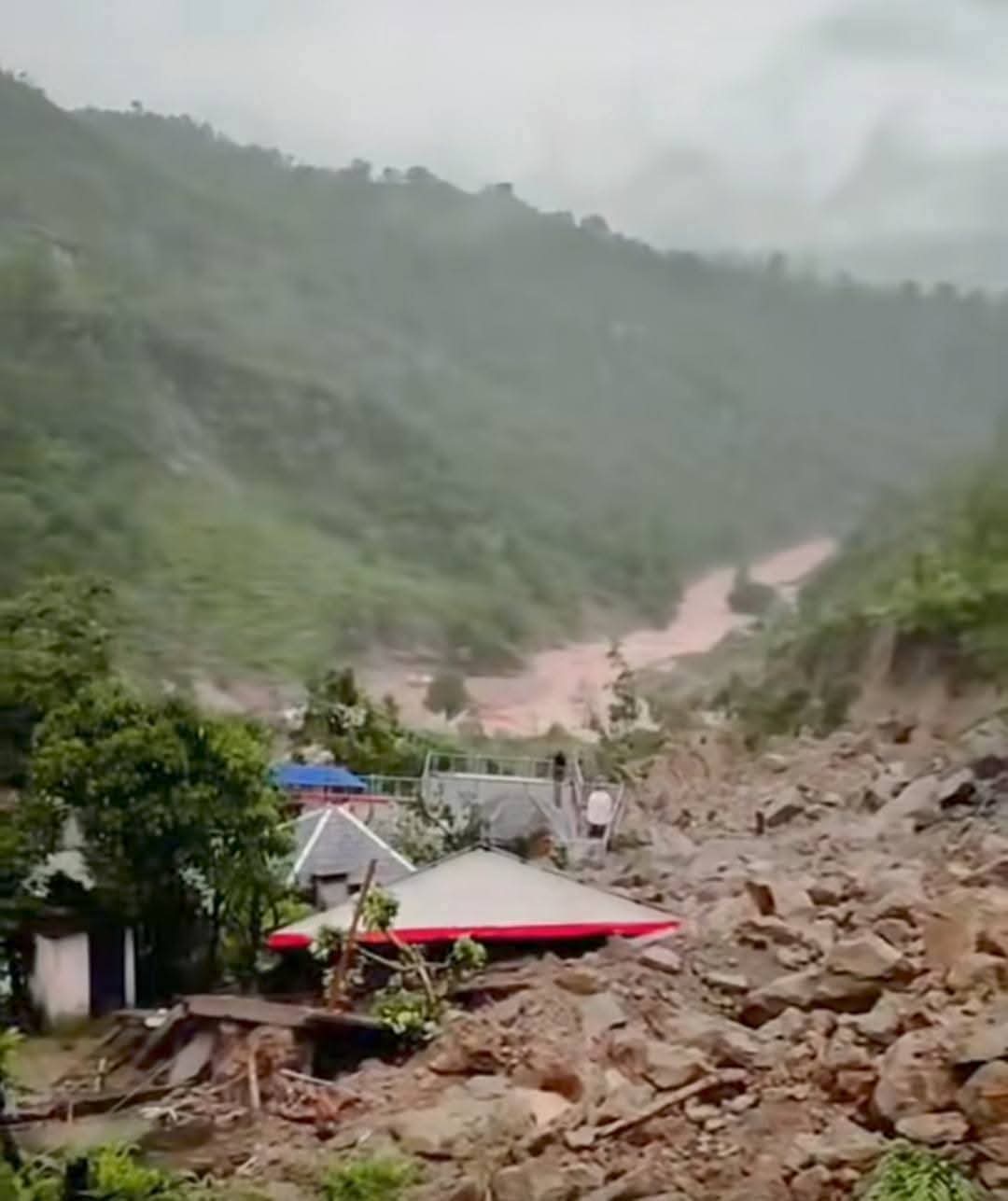 पहाड़ी टूटने से लौंगणी के स्याठी गांव में मची तबाही। पहाड़ी टूटने से लौंगणी के स्याठी गांव में मची तबाही।
