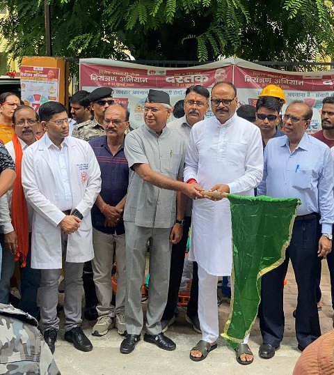 विशेष संचारी रोग नियंत्रण अभियान के लिए हरी झंडी दिखाते उपमुख्यमंत्री ब्रजेश पाठक विशेष संचारी रोग नियंत्रण अभियान के लिए हरी झंडी दिखाते उपमुख्यमंत्री ब्रजेश पाठक