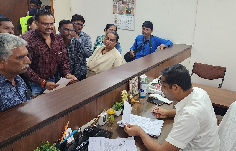 कलेक्टर ने आमजन से रूबरू होकर सुनी समस्याएं कलेक्टर ने आमजन से रूबरू होकर सुनी समस्याएं