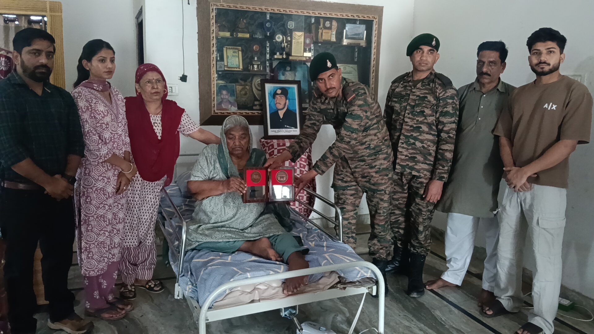 शहीद के परिवार को सम्मानित करते हुए। शहीद के परिवार को सम्मानित करते हुए।