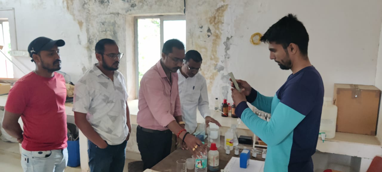 नगर निगम कार्यालय में पानी की शुध्दता की जांच करते हुए कर्मचारी।