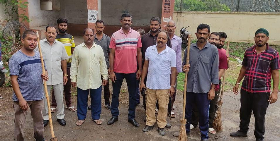 राजौरी में भारतीय सेना ने चलाया स्वच्छता अभियान, स्थानीय लोगों को किया जागरूक राजौरी में भारतीय सेना ने चलाया स्वच्छता अभियान, स्थानीय लोगों को किया जागरूक