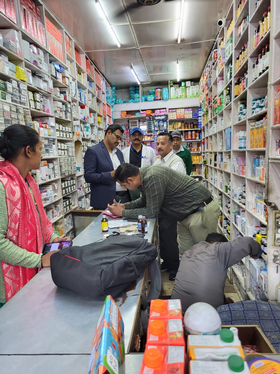 मेडिकल स्टोर का निरीक्षण मेडिकल स्टोर का निरीक्षण