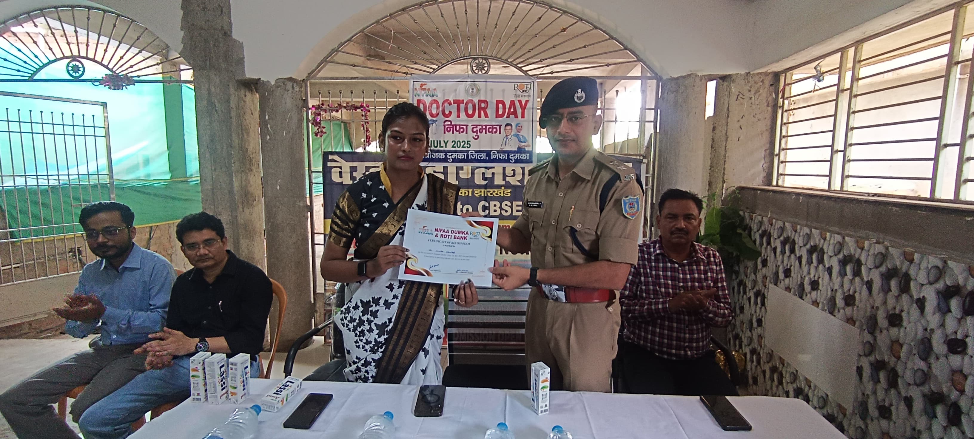 डॉक्टरों को सम्मानित करते डीएसपी डॉक्टरों को सम्मानित करते डीएसपी