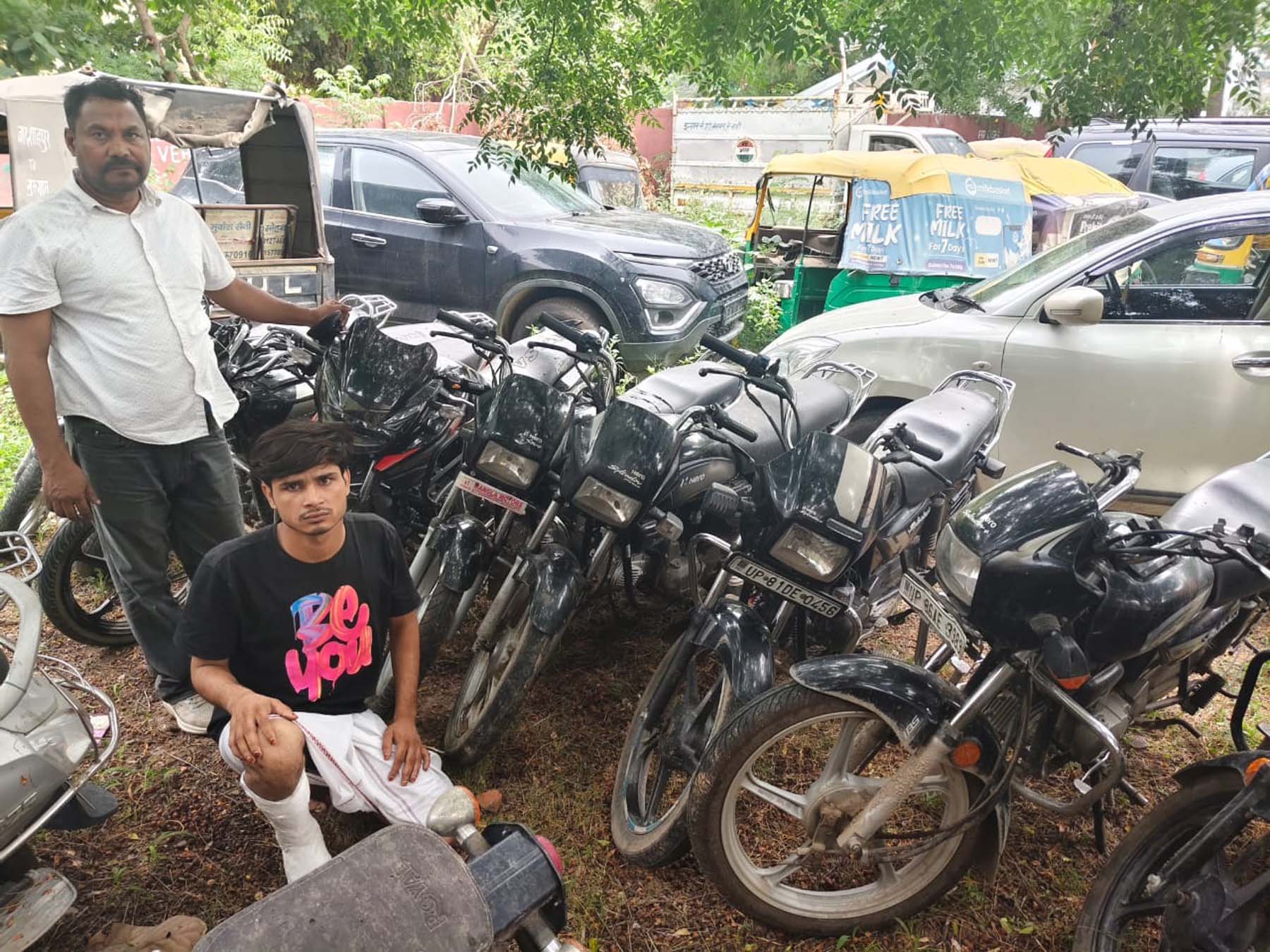 पुलिस द्वारा चोरी की बाइकों के साथ गिरफ्तार चोर।