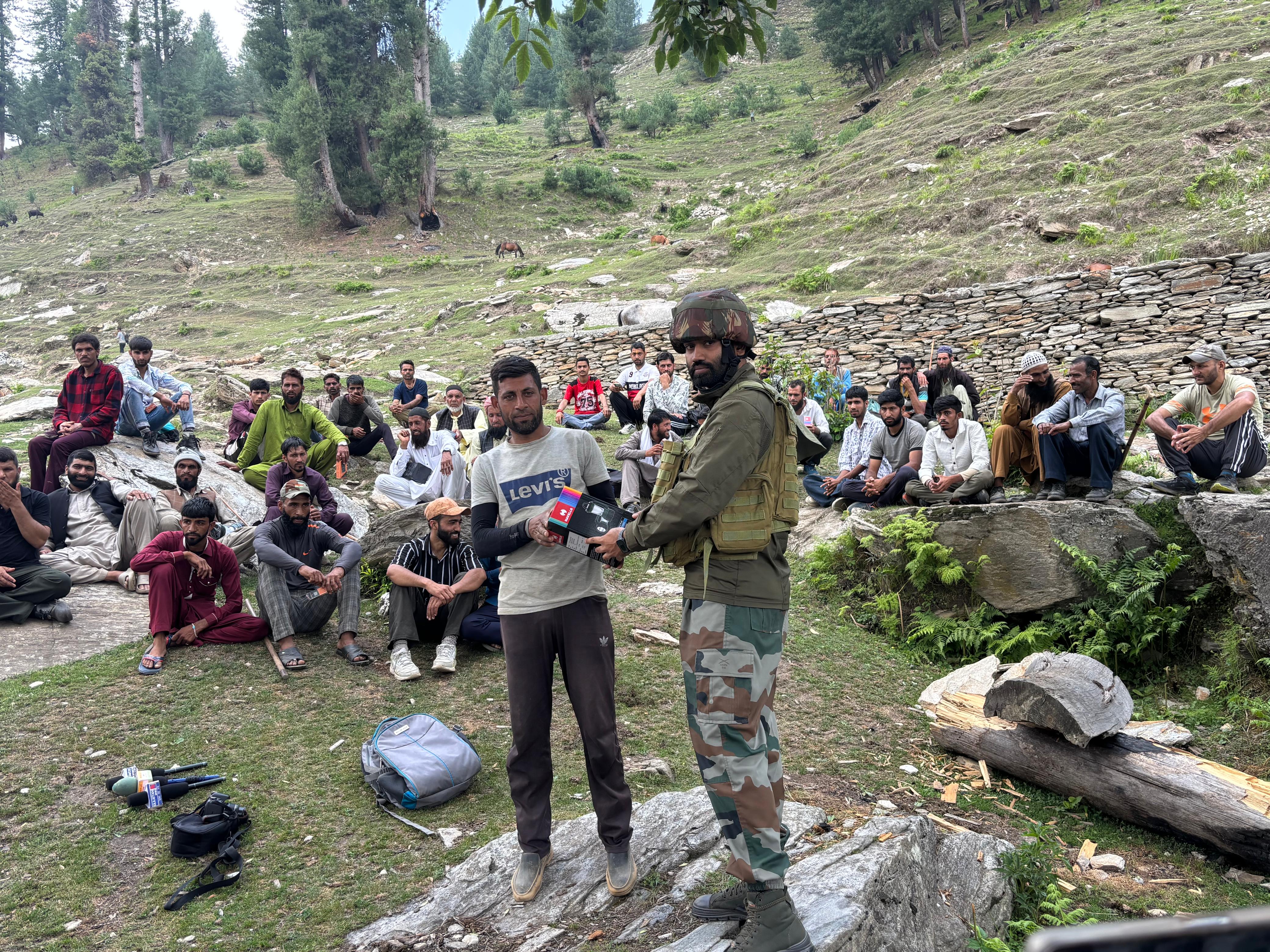सेना ने गुज्जर-बक्करवाल समुदाय को सौर लाइट और पावर बैंक वितरित किए सेना ने गुज्जर-बक्करवाल समुदाय को सौर लाइट और पावर बैंक वितरित किए