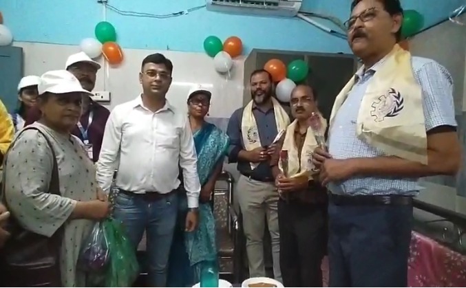 पश्चिमबंग विज्ञान मंच के सदस्यों ने चिकित्सकों को किया सम्मानित पश्चिमबंग विज्ञान मंच के सदस्यों ने चिकित्सकों को किया सम्मानित