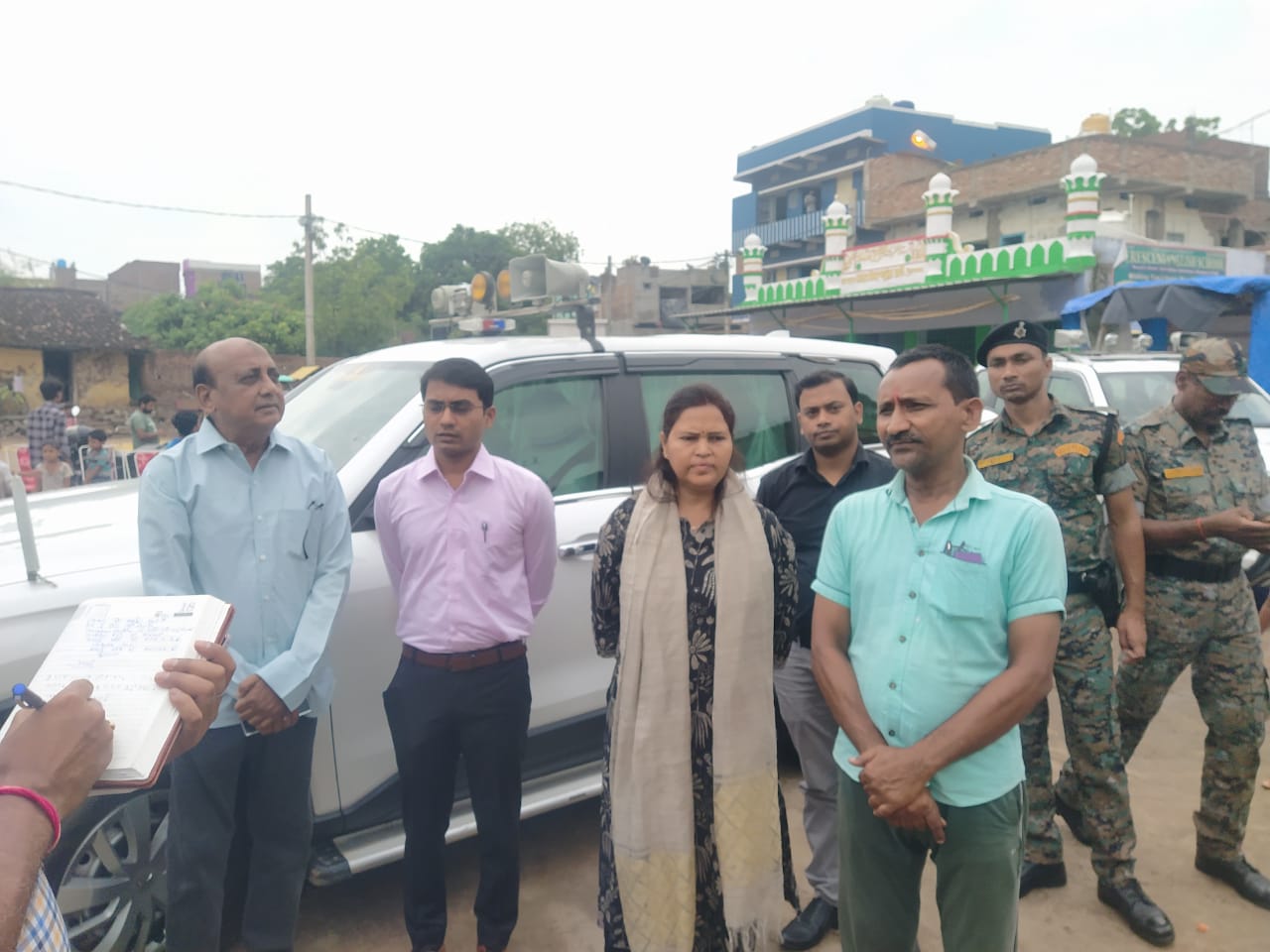 जायजा लेते अधिकारी
