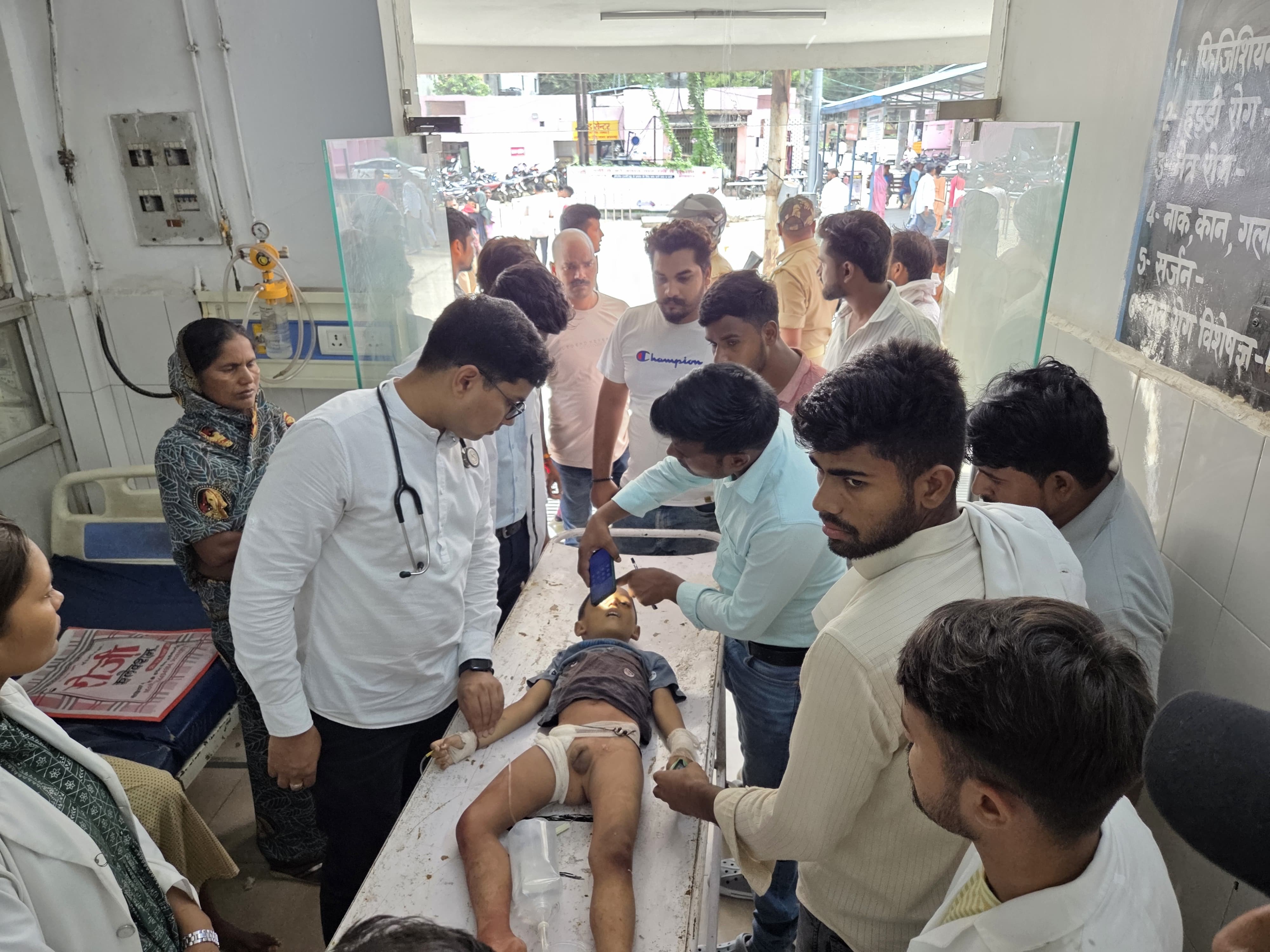 जिला अस्पताल में घायल मासूम जिला अस्पताल में घायल मासूम