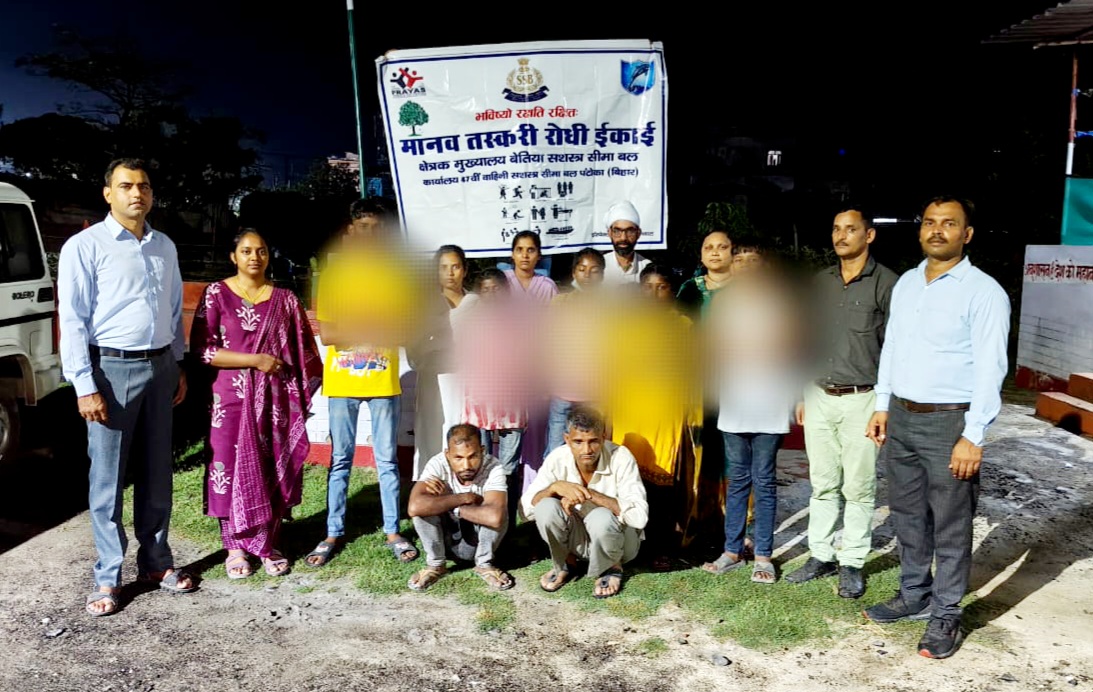 मानव तस्कर रोधी टीम के साथ रेस्क्यू किये बच्चे व मानव तस्कर मानव तस्कर रोधी टीम के साथ रेस्क्यू किये बच्चे व मानव तस्कर