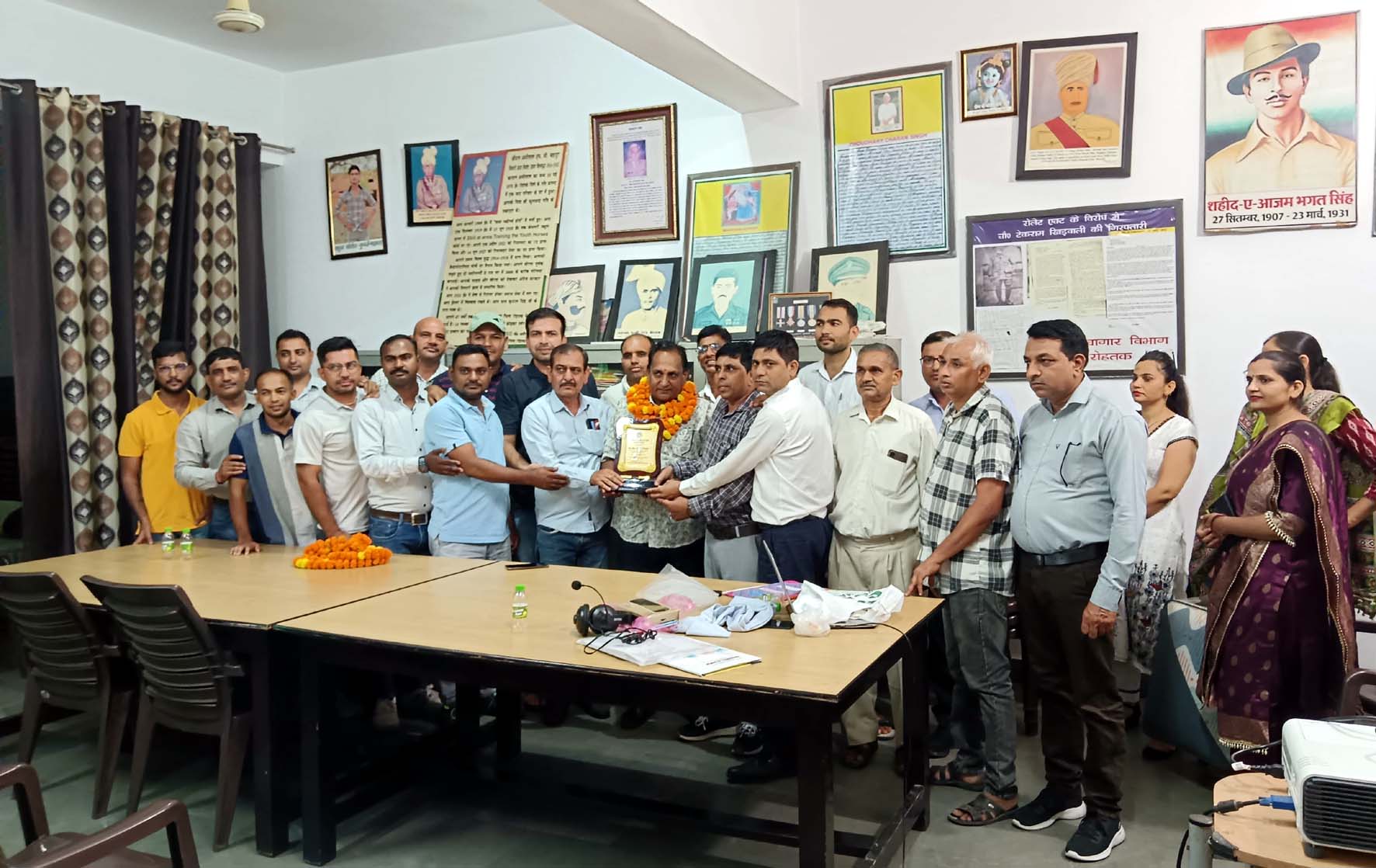 आम सभा में नवनियुक्त पदाधिकारियों का स्वागत करते साथी कर्मचारी। आम सभा में नवनियुक्त पदाधिकारियों का स्वागत करते साथी कर्मचारी।
