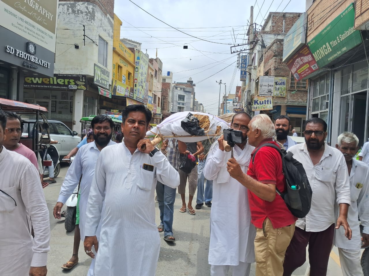 नगर परिषद में भ्रष्टाचार के आरोपों की जांच की मांग को लेकर जिला प्रशासन की शव यात्रा निकालते पूर्व पार्षद सुशील सैनी व अन्य।