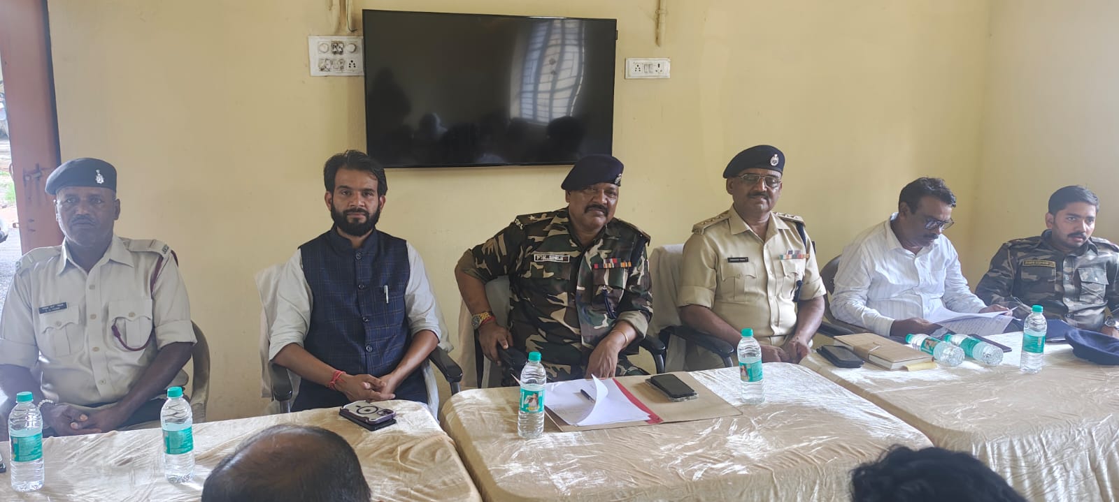 शांति समिति की बैठक में शामिल अधिकारी शांति समिति की बैठक में शामिल अधिकारी