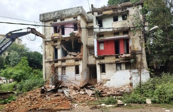 निगम अमले ने शासकीय जर्जर आवासों पर चलाई जेसीबी निगम अमले ने शासकीय जर्जर आवासों पर चलाई जेसीबी
