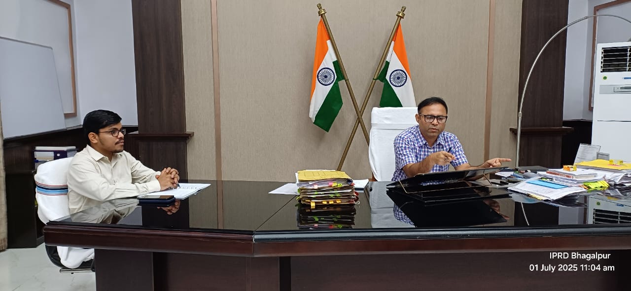 बैठक करते जिलाधिकारी बैठक करते जिलाधिकारी