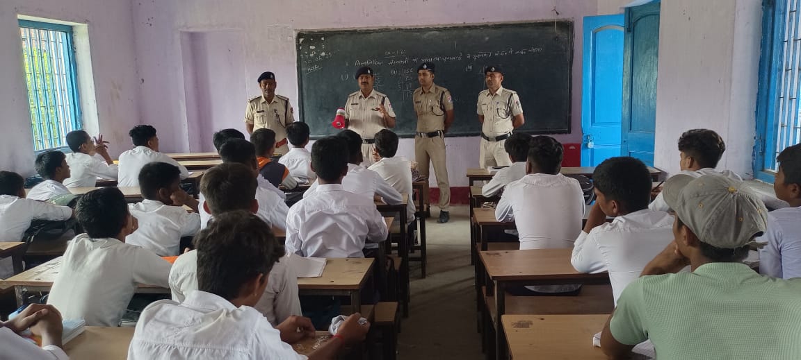 जागरूकता अभियान चलाते आरपीएफ